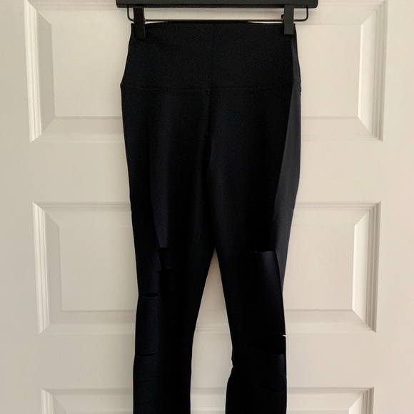 Alo High Waisted Warrior Ripped Legging - Picture 3 of 6